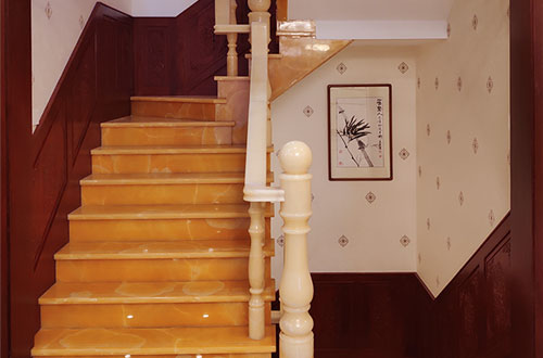 信丰中式别墅室内汉白玉石楼梯的定制安装装饰效果